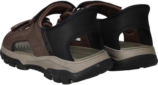 Bruine sandalen met zwarte accenten en klittenbandsluitingen.