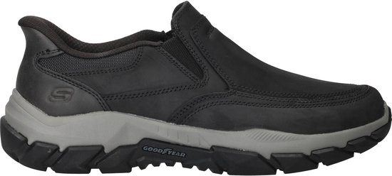 Zwarte Skechers slip-on schoen met grijze zool en Goodyear logo.