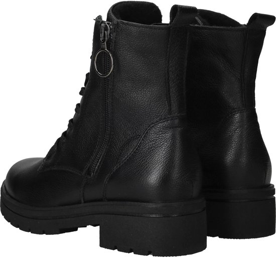 Zwarte leren veterboots met rits en ringdetail, van achteren gezien.