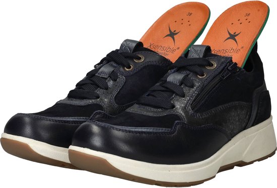 Donkerblauwe Xsensible veterschoenen met suède, lakleer, ritssluiting en oranje Xsensible binnenzolen.