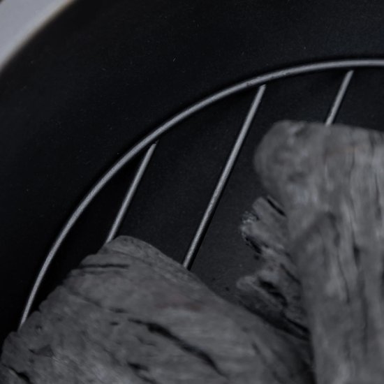 Houtskool op een metalen rooster, close-up.