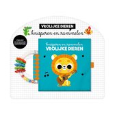 Een felgekleurde stoffen rammelaar met een boek met een vrolijke leeuw die gitaar speelt. Tekst 'Vrolijke Dieren knisperen en rammelen'.