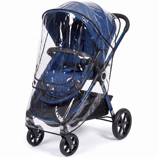 Donkerblauwe kinderwagen met een doorzichtige regenhoes.