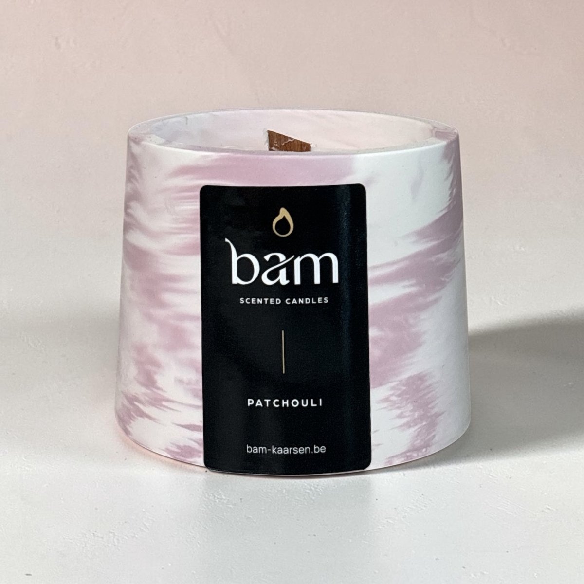 BAM Patchouli Geurkaars Cone Collection – Kegelvormige Designkaars – Houten Wiek – 30 Branduren – Vegan Geurkaars van Zonnebloemwas