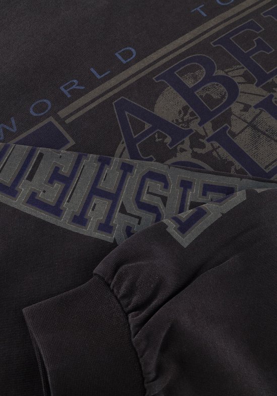 Detail van de mouw van een zwart T-shirt met 'LABEL' in blauwe letters.