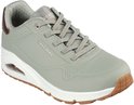 Lichtgrijze Skechers Uno sneaker met bruin-gouden accenten op de hiel en een witte zool.