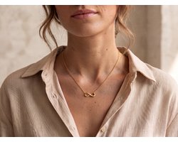 Lundholm Manon Infinity Ketting Dames Goudkleurig – Premium Stainless Steel Gold PVD Plated – Ketting met Infinity Hanger – Oneindigheidssymbool – Verstelbare Damesketting 40 + 5 cm – Waterproof & Hypoallergeen – Cadeau voor Haar Sieraad Cadeautje