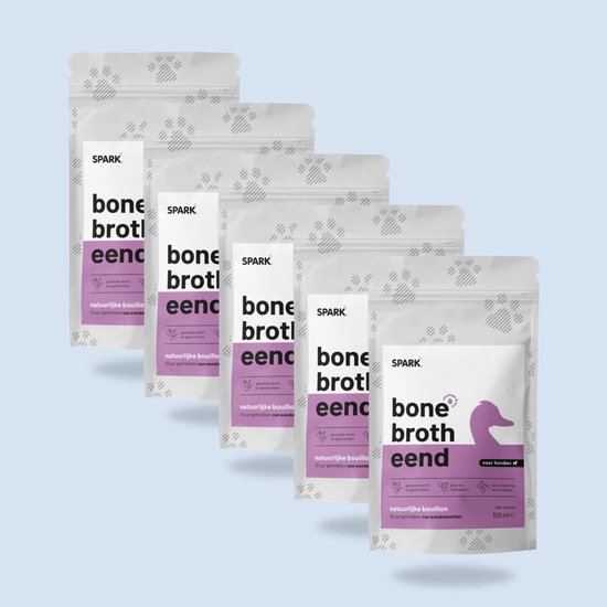 Vijf pakjes 'bone broth eend' van Spark, op een witte achtergrond, één pakje op de voorgrond.