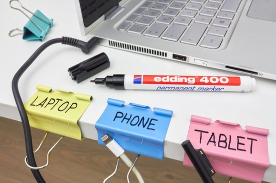 Kabelclips met labels "Laptop", "Phone" en "Tablet", bij een laptop, met een Edding 400 stift.