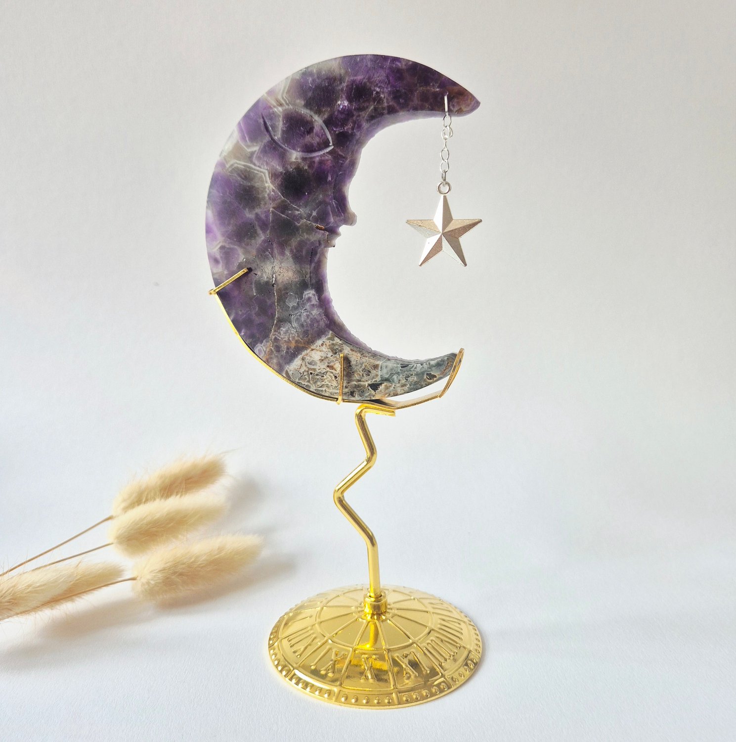 Moonlight Gemstones Dream Amethist Maan op Goudkleurige Standaard – 10cm #11 - Edelsteen Gezicht Gravure Spiritueel Interieur Meerkleurig