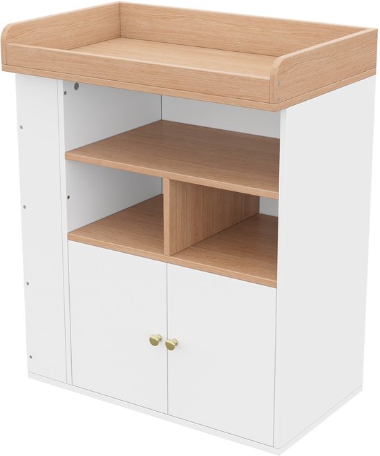Witte commode met houten blad, verdeelde schappen en twee kastdeurtjes met kleine gouden knoppen.
