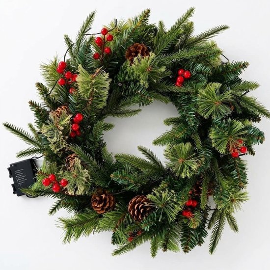 Kunstkerstkrans met dennennaalden, dennenappels, rode bessen en ingebouwde LED-verlichting met batterijhouder.