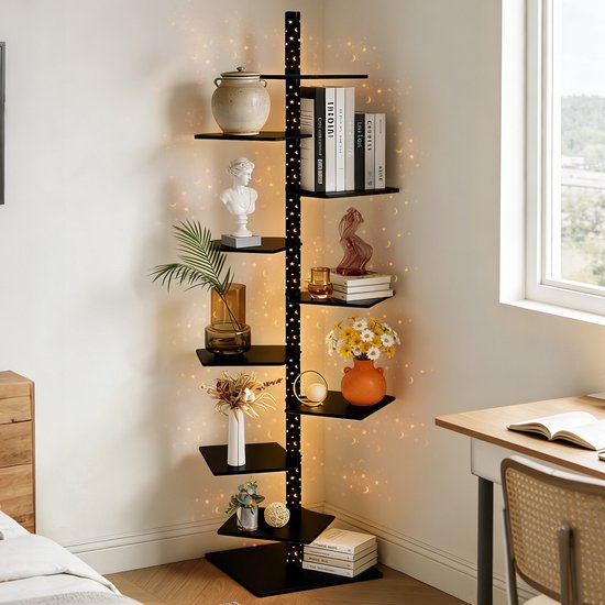 Zwarte hoekboekenplank met 9 niveaus, versierd met LED-sterren en maantjes, gevuld met boeken en decoratieve objecten.