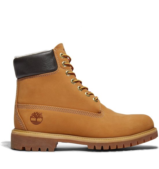 Zijaanzicht van de bruine Timberland-laars met het iconische boomlogo in reliëf aan de zijkant.