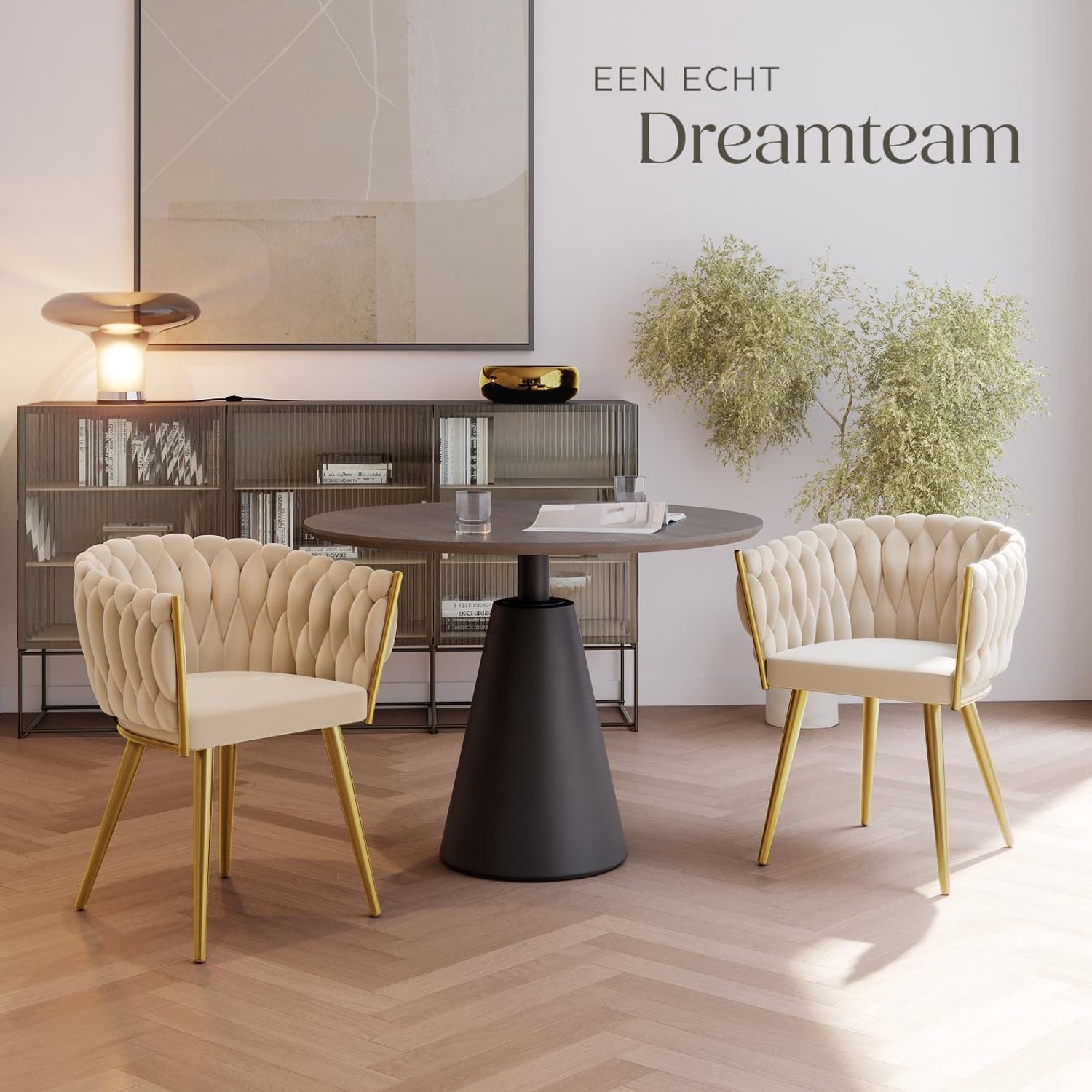 Luxe Velours Eetkamerstoelen met Armleuningen en Goudkleurige Metalen Poten – Zandkleurige Gestoffeerde Stoelen met Knoopdetail, Hoge Rugleuning en Ergonomische Zitting, Set van 2, 55 x 60,5 x 75 cm