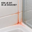 Oranje aanslag in de hoek van een douche.