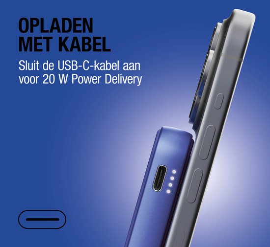iPhone wordt via USB-C-kabel opgeladen met 20W power delivery door blauwe powerbank.