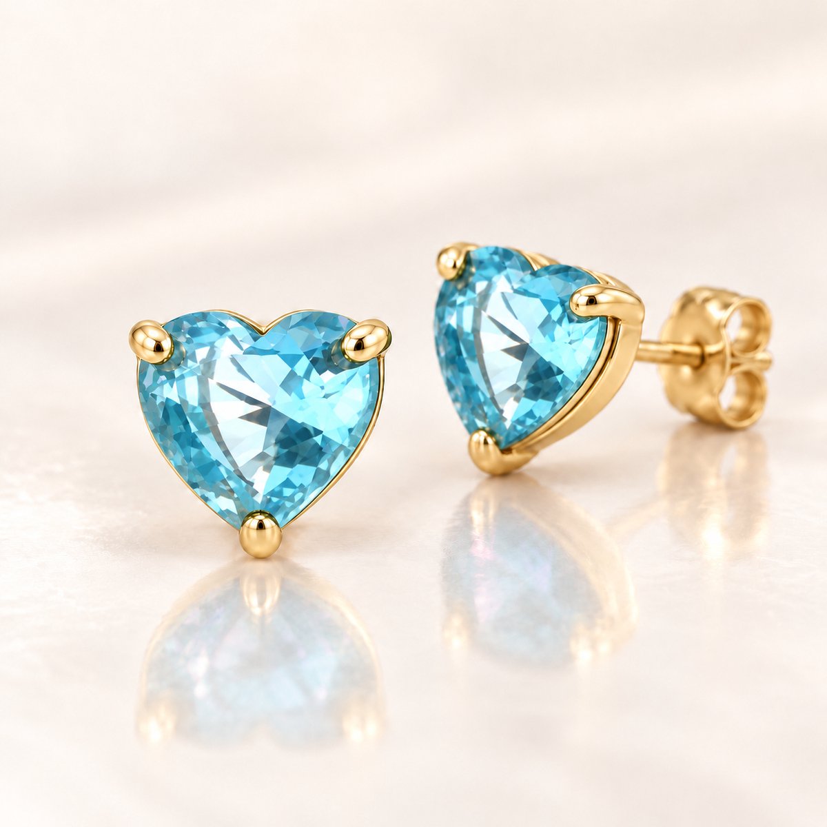 Maevi® Geboortesteen Oorbellen - Hartje / Heart - Maand: Maart - Kleur: Goud - Formaat: 9mm - RVS / Stainless Steel / Roestvrijstaal - Geboorte Sieraden / Kraamcadeau / Verjaardag - Oorbellen / Oorknopjes - Hoge Kwaliteit - Incl. Luxe Verpakking
