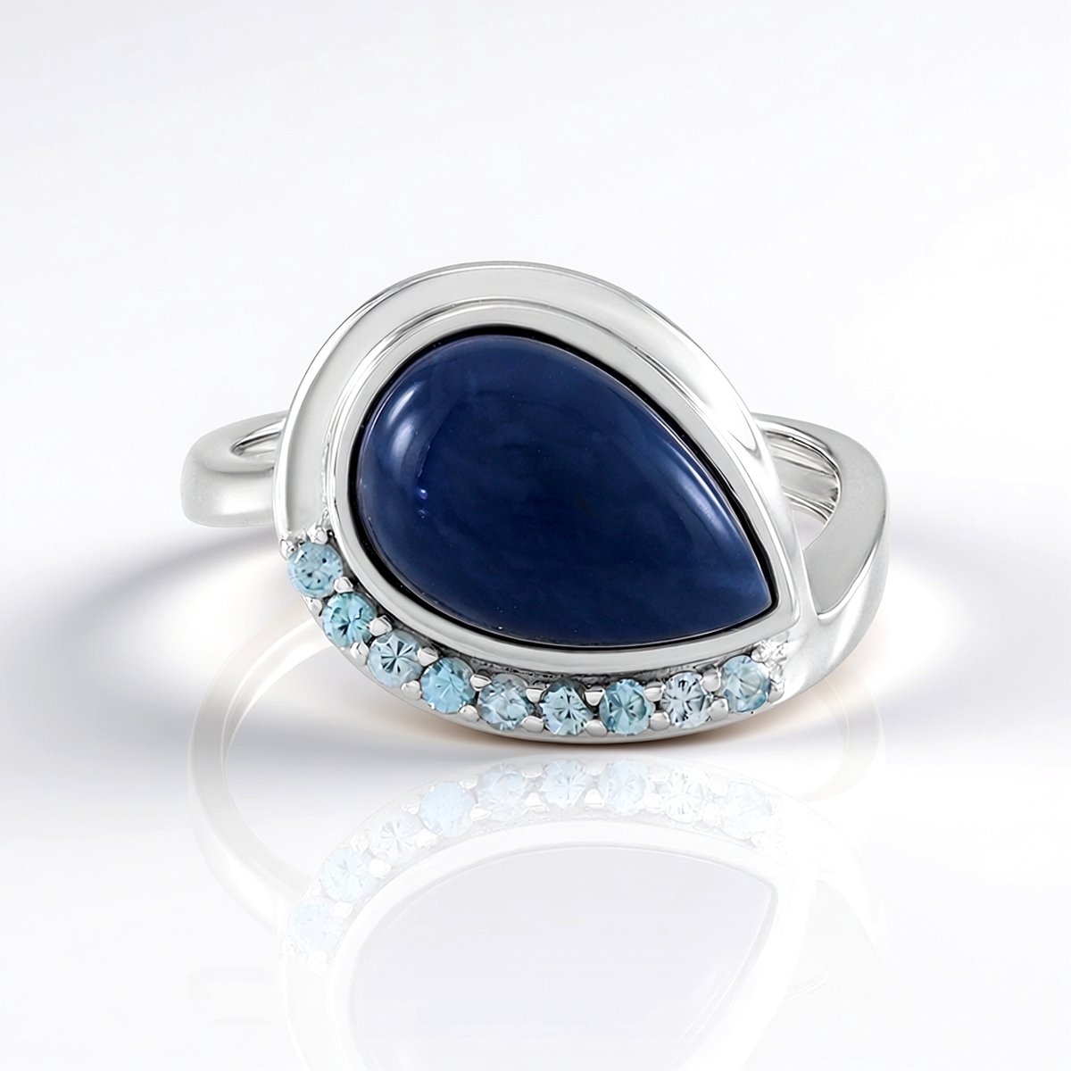 Cavill - Elegante Damesring 925 Sterling Zilver Rhodium - Blauwe Opaal 3,6 ct Peervormige Cabochon - AAA Ratanakiri Zirkonia Accent