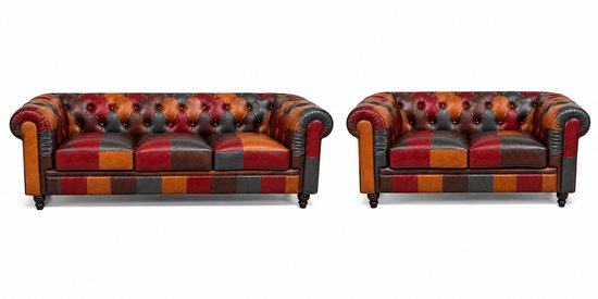 Twee Chesterfield banken, een 2-zits en een 3-zits, met patchwerk design in multicolor leder.