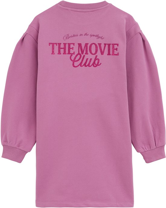 Achterkant van een roze sweatshirtjurk met de tekst 'Besties in the spotlight THE MOVIE Club' in glitter.
