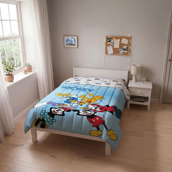 Een kinderbed met een dekbed met Mickey and Friends op een blauwe ondergrond, met Mickey, Minnie, Donald, Daisy en Pluto.