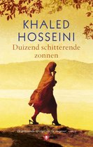 Boekcover van 'Duizend schitterende zonnen' van Khaled Hosseini. Een vrouw in oranje kleding loopt op een bergpad tegen een zonnige achtergrond.