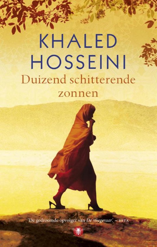 Boekcover van 'Duizend schitterende zonnen' van Khaled Hosseini. Een vrouw in oranje kleding loopt op een bergpad tegen een zonnige achtergrond.