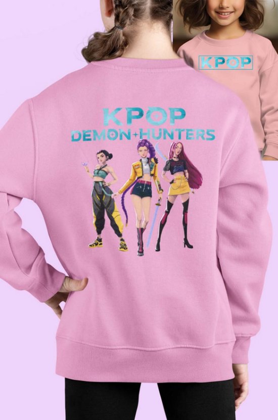 Roze sweater met op de achterkant 'KPOP DEMON HUNTERS' en drie anime-meisjes.
