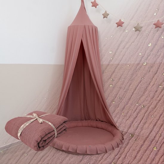 Oudroze mousseline hemeltje met bijpassend speelkleed, voorzien van Lilimaus lint en sterrenslinger.