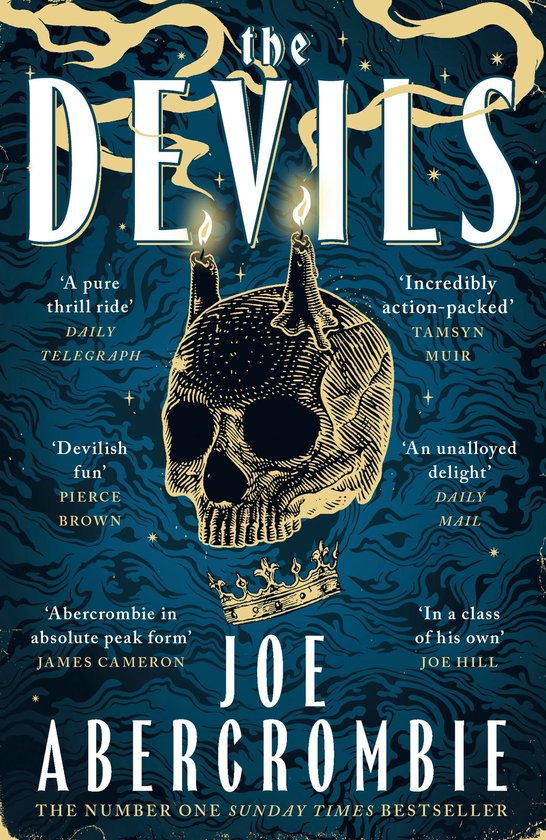Boekomslag van The Devils door Joe Abercrombie, met een schedel met kaarsen en een kroon tegen een blauwe, wervelende achtergrond.