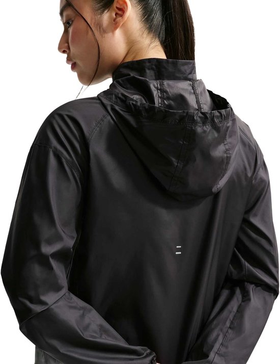 Achterkant van een zwarte Nike hardloopjas met capuchon en reflecterend streepdetail op de rug.