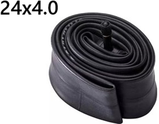 Opgerolde zwarte binnenband 24x4.0 voor fatbikes met ventiel op een witte achtergrond.