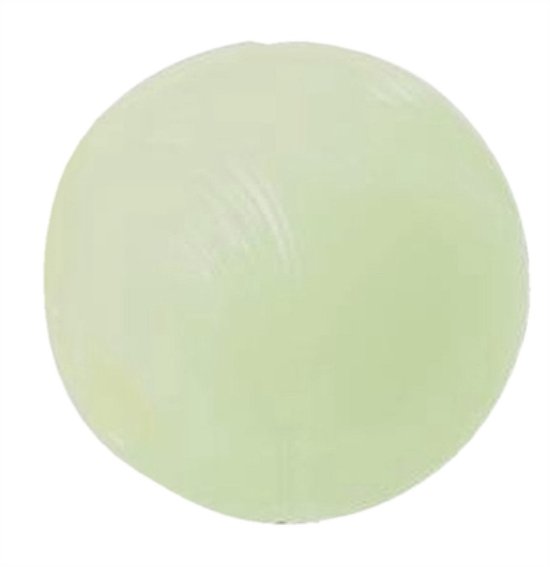 Ronde, lichtgevende hondenbal van Chuckit! in zacht groen.