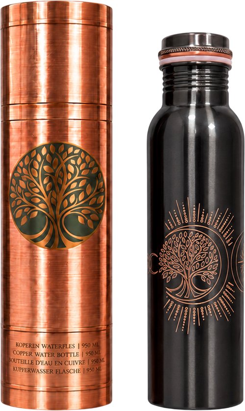 Koperen waterfles van 950 ml en een zwarte metalen fles met levensboom-gravure op een zwarte achtergrond.