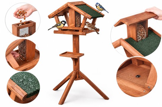 Houten vogelhuisje met pindadispenser en groen dak, getoond met vogels en detailopnames van vullen en drainage.