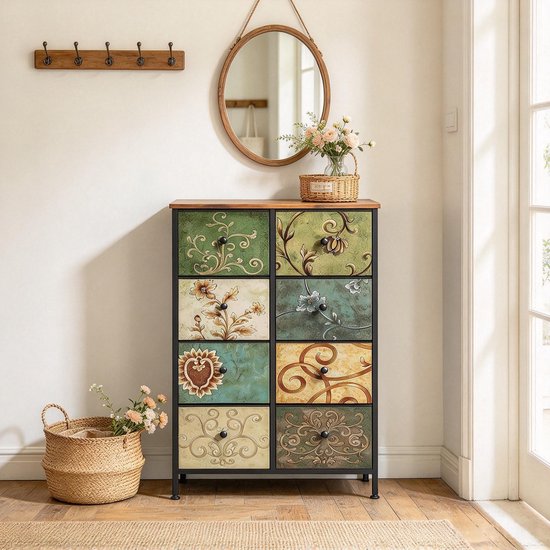 Ladekast met 8 lades in vintage-stijl, geplaatst in een hal met een ronde spiegel en rieten manden.