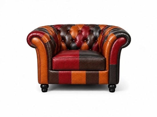Vooraanzicht van een fauteuil met patchwork leer, gecapitonneerde details en donkere houten pootjes.