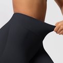 Close-up van de elastische tailleband van een zwarte sportlegging.