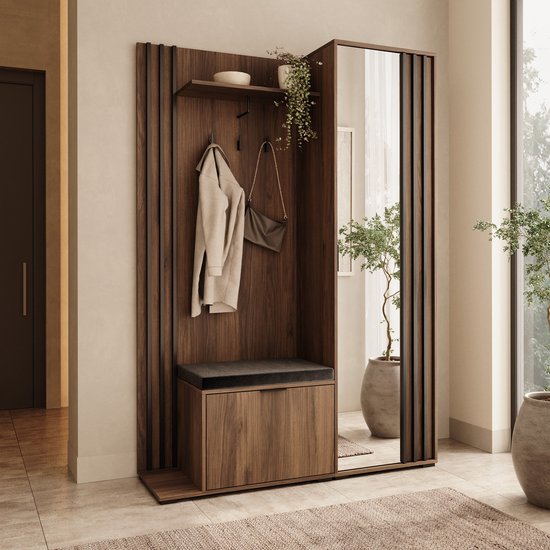 Modern halmeubel van walnoothout met schoenenbank, spiegel, zwarte haken en een beige jas en tas.