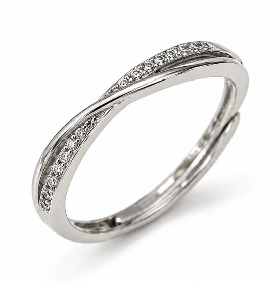 Zilverkleurige ring met een gedraaide band bezet met witte steentjes.