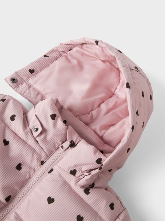 Roze jas met hartjesprint en corduroy textuur, met een zachte roze voering in de capuchon.