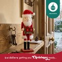 Houten kerstman notenkraker met aftelblok bij een open deur, met sleutels en dennenappel op een houten bankje. "decorative" staat erbij.