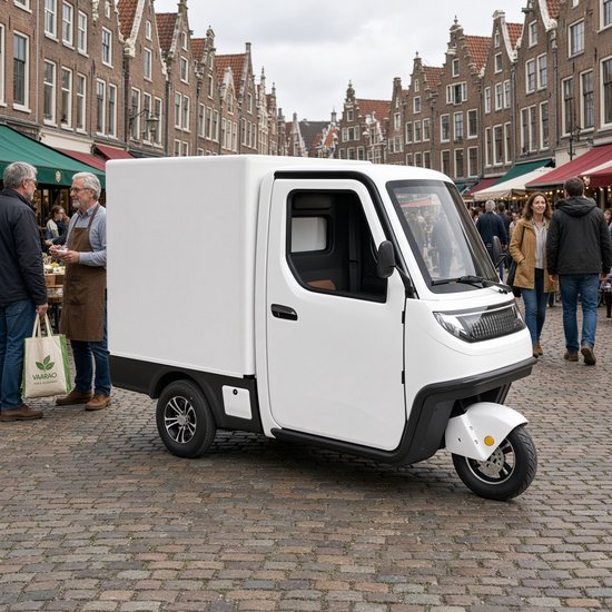 Witte driewielige gesloten bakwagen op een stenen plein met twee mannen.
