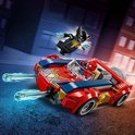 LEGO Spider-Man en Venomized Wolverine in actie met een rode, blauwe en gouden raceauto met transparante windschermen en blauwe lichteffecten.