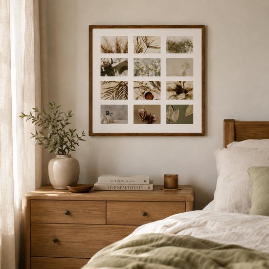 Collage fotolijst met 12 vakjes, bruin houten lijst, hangend aan een muur boven een houten ladekast in een slaapkamer.