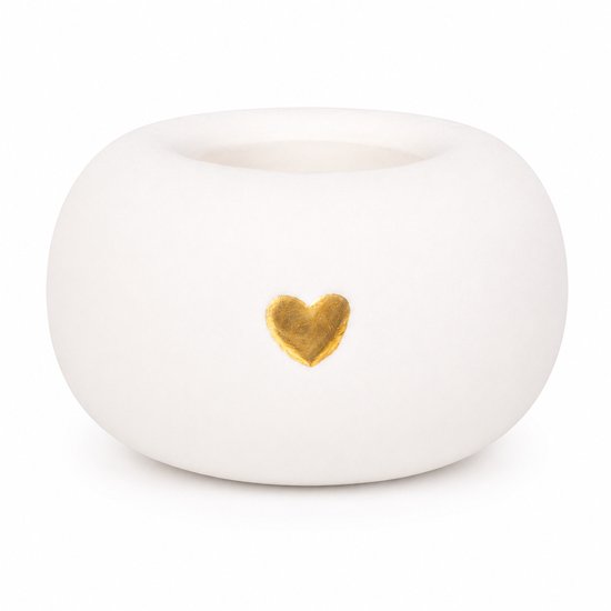 Witte keramieken urn met gouden hart op witte achtergrond.