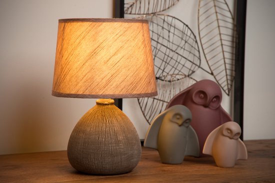 Lampe de table marron texturée avec abat-jour conique. Trois hiboux décoratifs à l'arrière.