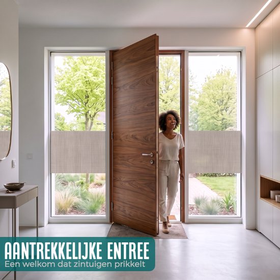 Vrolijke vrouw bij de voordeur, de ramen zijn voorzien van raamfolie met textielstructuur.