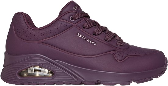 Baskets Skechers rouge foncé avec inscription "SKECHERS", lacets, perforations et unité Air.